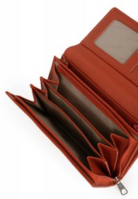 Portafoglio in pelle di un arancione bruciato, con più slot per carte, un compartimento con zip e una finestra trasparente per l'ID. Esterno testurizzato.