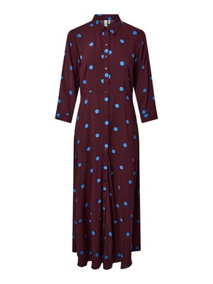 Bordové košeľové šaty s tromi štvrťovými rukávmi, s modrým vzorom bodiek a voľným strihom.