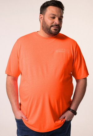 T-shirt à manches courtes orange en tissu doux, avec un petit logo imprimé sur la poitrine. Le t-shirt a une coupe décontractée et un col rond.
