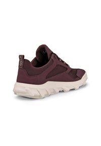 Sneaker sportiva bordeaux con tomaia in mesh e materiale sintetico, leggera intersuola in schiuma e suola in gomma testurizzata per una migliore trazione.