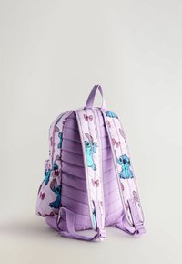 Fialový prošívaný batoh s vzorovaným designem a kreslenými postavičkami a mašlemi. Obsahuje nastavitelné popruhy a horní rukojeť pro nošení.