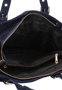 Sac à main en daim bleu marine avec fermeture éclair dorée, comportant un intérieur noir spacieux, plusieurs poches et deux poignées.