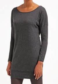 Robe pull en maille gris foncé avec un large col en U, manches longues et ourlet côtelé. Texture douce et coupe décontractée.