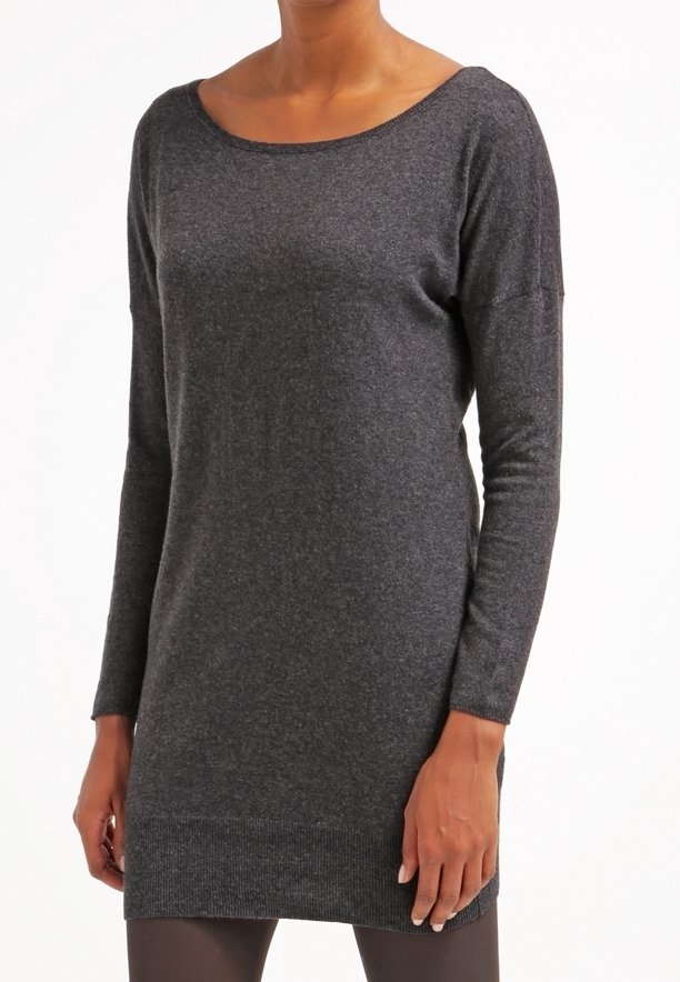 Robe pull en maille gris foncé avec un large col en U, manches longues et ourlet côtelé. Texture douce et coupe décontractée.