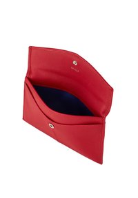 Portafoglio a busta in pelle rossa con finitura liscia, dotato di chiusura a scatto e interni in contrasto blu navy. Design pieghevole senza elementi esterni.