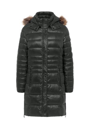 Ciemnozielony, pikowany płaszcz o błyszczącej powierzchni. Posiada odpinany kaptur wyłożony futrem, wysoki kołnierz oraz dwie boczne kieszenie na zamek. Długie rękawy z elastycznymi mankietami.