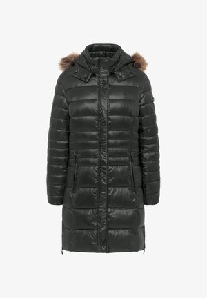 Ciemnozielony, pikowany płaszcz o błyszczącej powierzchni. Posiada odpinany kaptur wyłożony futrem, wysoki kołnierz oraz dwie boczne kieszenie na zamek. Długie rękawy z elastycznymi mankietami.