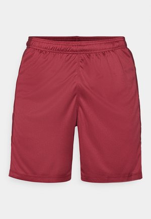 Rode sportieve shorts van glad, ademend materiaal. Voorzien van een elastische tailleband en twee zijkanten met contrasterende accenten.