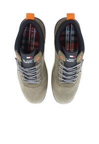 Olivgröna skor med svarta accenter, vita sulor och grå snören. Har en rutig innervaddering och en orange dragband vid hälen.