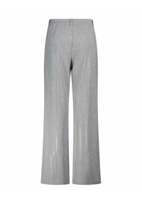 Pantaloni ampi grigio chiaro con strisce verticali argento, caratterizzati da una texture liscia e una semplice fascia in vita, progettati per un fit rilassato.