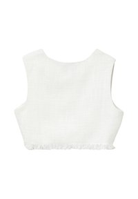 Top court sans manches blanc en tissu texturé avec un ourlet effiloché, doté d'un large col rond.