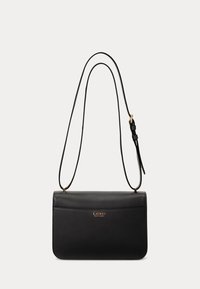 Borsa a tracolla in pelle nera con texture liscia, forma rettangolare, accento del logo dorato e tracolla regolabile.