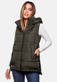 Gilet rembourré vert olive avec capuche, présentant une fermeture éclair à l'avant, des boutons-pression sur les poches et un design matelassé. Porté sur un haut blanc.