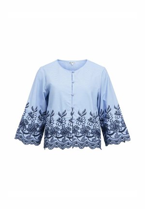 Blouse bleu clair avec trois boutons en tissu, manches larges et broderie florale bleu foncé le long de l'ourlet et des bords des manches.