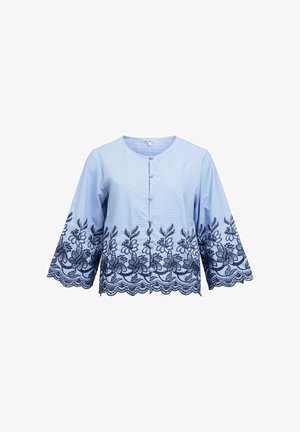 Blouse bleu clair avec trois boutons en tissu, manches larges et broderie florale bleu foncé le long de l'ourlet et des bords des manches.