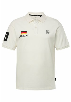 Hvid polo skjorte lavet af bomuld, med et sort nummer "8," "GERMANY" i sort, og en flerfarvet broderet tysk flag. Klassisk kravedesign.