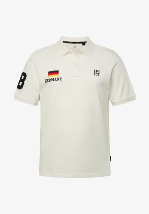 Polo bianco in cotone, con il numero "8" nero, la scritta "GERMANIA" in nero e un ricamo a colori della bandiera tedesca. Design con colletto classico.