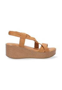 Tan wedge sandalen met een gestructureerd plateau, gekruiste bandjes, een open teen en een slingback ontwerp voor een veilige pasvorm.