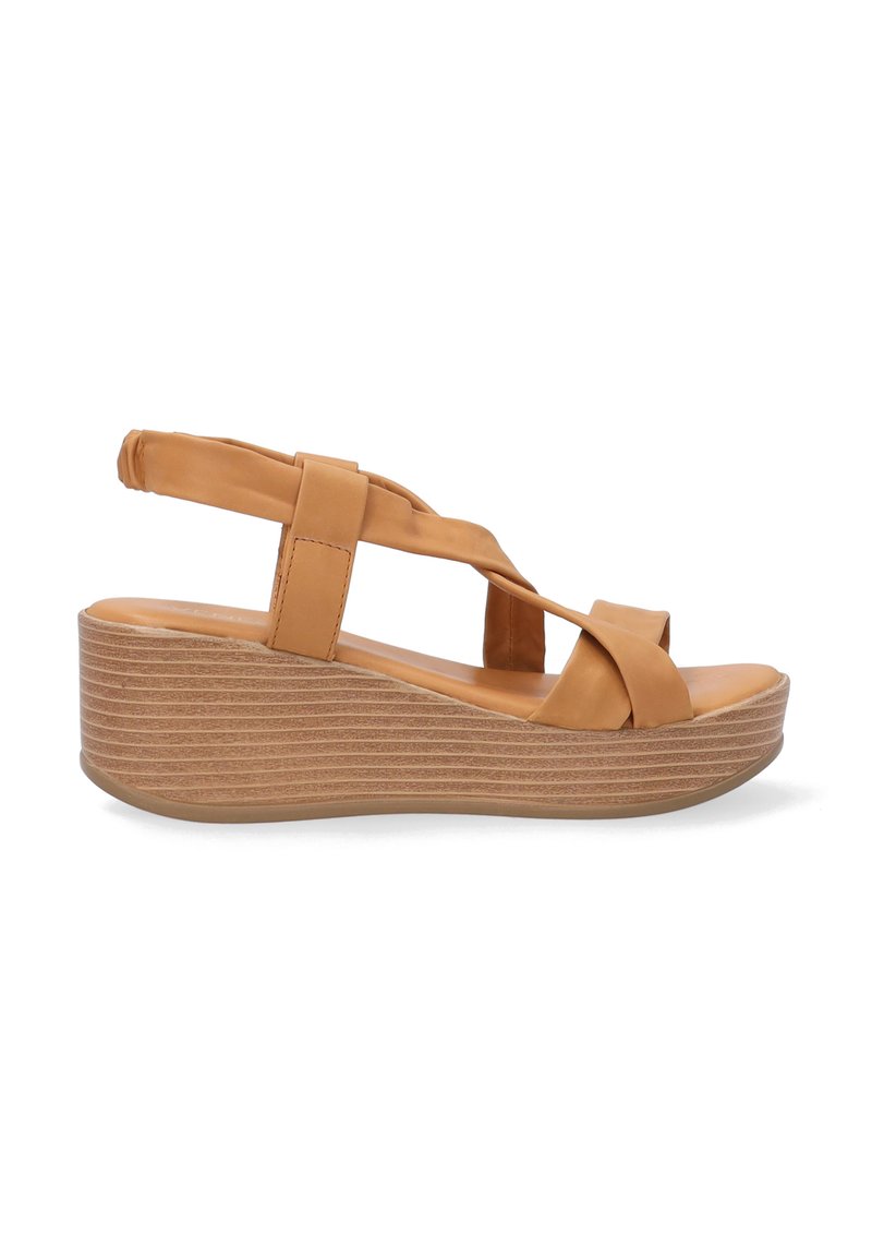 Tan wedge sandalen met een gestructureerd plateau, gekruiste bandjes, een open teen en een slingback ontwerp voor een veilige pasvorm.