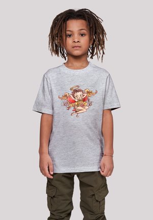 Graues Baumwoll-T-Shirt mit einem bunten Grafikmotiv eines geflügelten Cherubins, umgeben von Bändern. Kombiniert mit olivgrünen Cargo-Hosen.