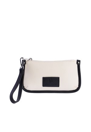 Pequeño bolso de muñeca rectangular de cuero blanco con ribete negro, correa de muñeca negra, cierre de cremallera y parche con logo negro en la parte delantera.