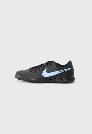 Sort klamstil sportssko med lyseblå Nike swoosh og struktureret sål, vist fra siden på en ensfarvet baggrund.