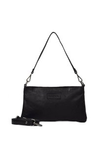 Bolso de hombro de cuero negro con forma rectangular. Cuenta con una correa desmontable, herrajes de plata brillante y una superficie texturizada.