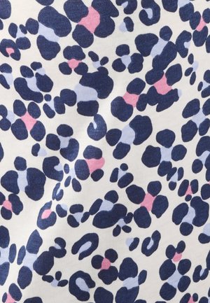 Tissu à motifs présentant des formes abstraites bleu marine, bleu clair et rose sur fond crème, probablement en coton ou un textile similaire.