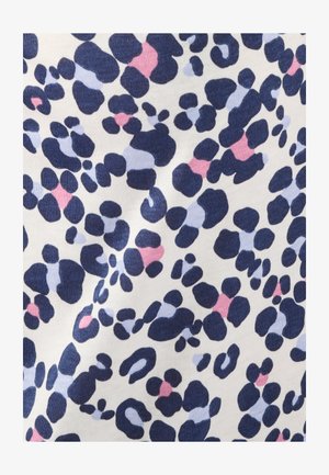 Tela estampada con formas abstractas en azul marino, azul claro y rosa sobre un fondo crema, probablemente de algodón o un textil similar.