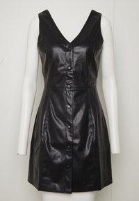 Schwarzes Lederkleid mit V-Ausschnitt, ärmellosem Design und einer Reihe von Knöpfen auf der Vorderseite. Taillierte Passform mit glatter Textur.