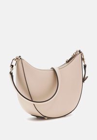 Borsa a spalla in pelle beige con forma curvata, tracolla regolabile e dettagli in metallo dorato. Texture liscia, design minimalista.