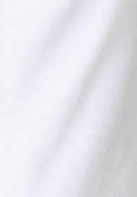 Weißer Baumwollstoff mit glatter Textur, der einen leichten Glanz und subtile Dehnbarkeit aufweist. Keine sichtbaren Muster oder Verzierungen.