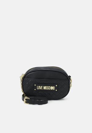 Sac bandoulière ovale matelassé noir avec bandoulière chaîne dorée et plaque logo "Love Moschino" dorée sur le devant.