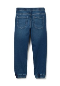 Pantaloni jogger in denim blu scuro, caratterizzati da una cintura elastica, due tasche posteriori e orli arricciati. Texture morbida e liscia.