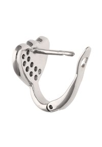 Metal ørepiercing i sølvfarve, hjerteformet design med perforerede detaljer og klipslukning. Glat tekstur med poleret finish.