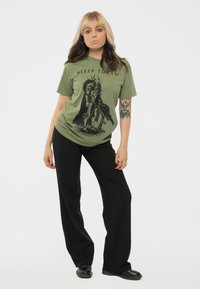 Paradiso Clothing SLEEP TOKEN THE SUMMONING BAND LOGO - Print T-shirt - green