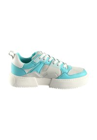 Baskets bleu clair et blanches avec une semelle épaisse, présentant un mélange de matériaux lisses et texturés, des lacets plats et une boucle à l'arrière.