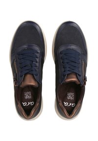 Tmavě modré textilní tenisky s hnědými akcenty, kulatá špička, tmavě modré tkaničky, boční zip a krémová gumová podrážka. Logo "High Soft" je viditelné uvnitř.