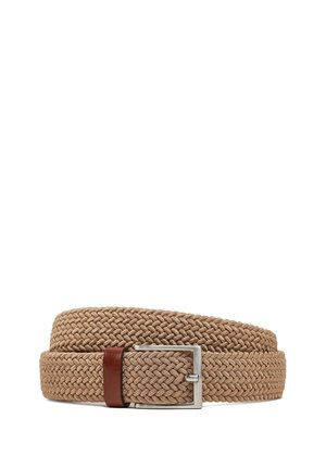 Cintura intrecciata in tessuto beige con fibbia rettangolare argentata e anello in pelle marrone, arrotolata su uno sfondo bianco.