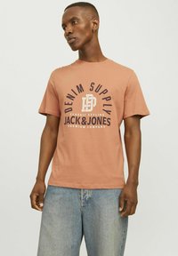 Jack & Jones PREMIUM GEDRUCKT RUNDHALS - Apdrukāts T-krekls - sunburn