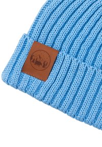 Jasnoniebieska prążkowana czapka z dzianiny z podwiniętym mankietem i brązową skórzaną naszywką przedstawiającą górę, drzewa i sylwetkę niedźwiedzia.