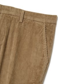 Cordhosen in einem hellbraunen Farbton, mit vertikalen Rippen, Seitentaschen und geradem Bein. Weicher, strukturierter Stoff.