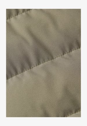 Gestructureerde olijfgroene stof met een gladde afwerking, gekenmerkt door diagonale stiksels en subtiele rimpels, wat wijst op een gedempt ontwerp.