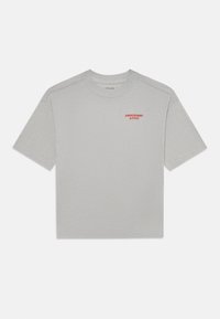 Camiseta gris de manga corta hecha de tejido texturizado, con un logo rojo de "ABERCROMBIE & FITCH" en el lado izquierdo del pecho. Cuello redondo, diseño casual.