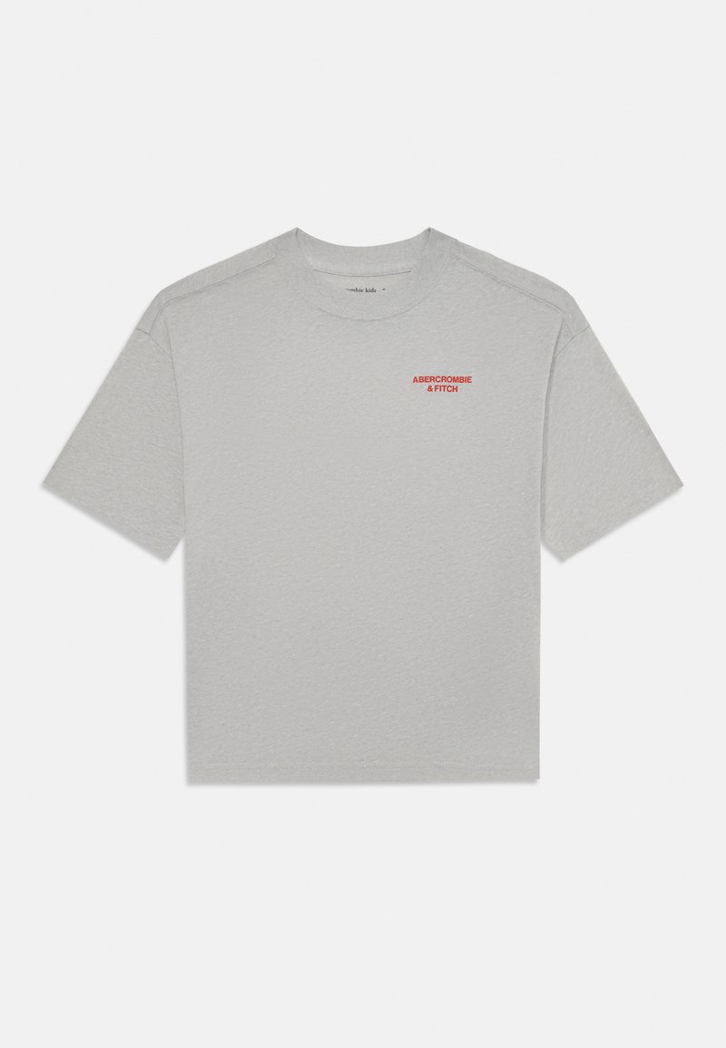 Camiseta gris de manga corta hecha de tejido texturizado, con un logo rojo de "ABERCROMBIE & FITCH" en el lado izquierdo del pecho. Cuello redondo, diseño casual.