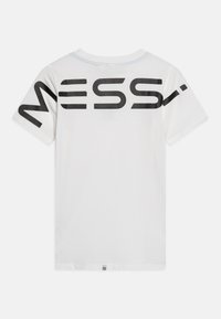 Witte katoenen t-shirt met korte mouwen, een ronde halslijn en opvallende zwarte "MESSI" letters op de rug. Eenvoudig, minimalistisch ontwerp.