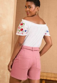 Love & Roses REGULAR FIT - PLAIT BELTED - Kratke hlače od trapera - rose pink
