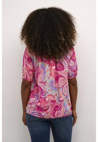 Top a maniche corte in stampa paisley rosa, con maniche arricciate, tessuto leggero e intricati motivi multicolori.