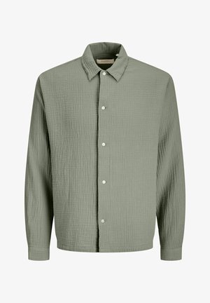 Zeleni košulja od zgužvanog pamuka dugih rukava s ovratnikom i pet bijelih gumba sprijeda.