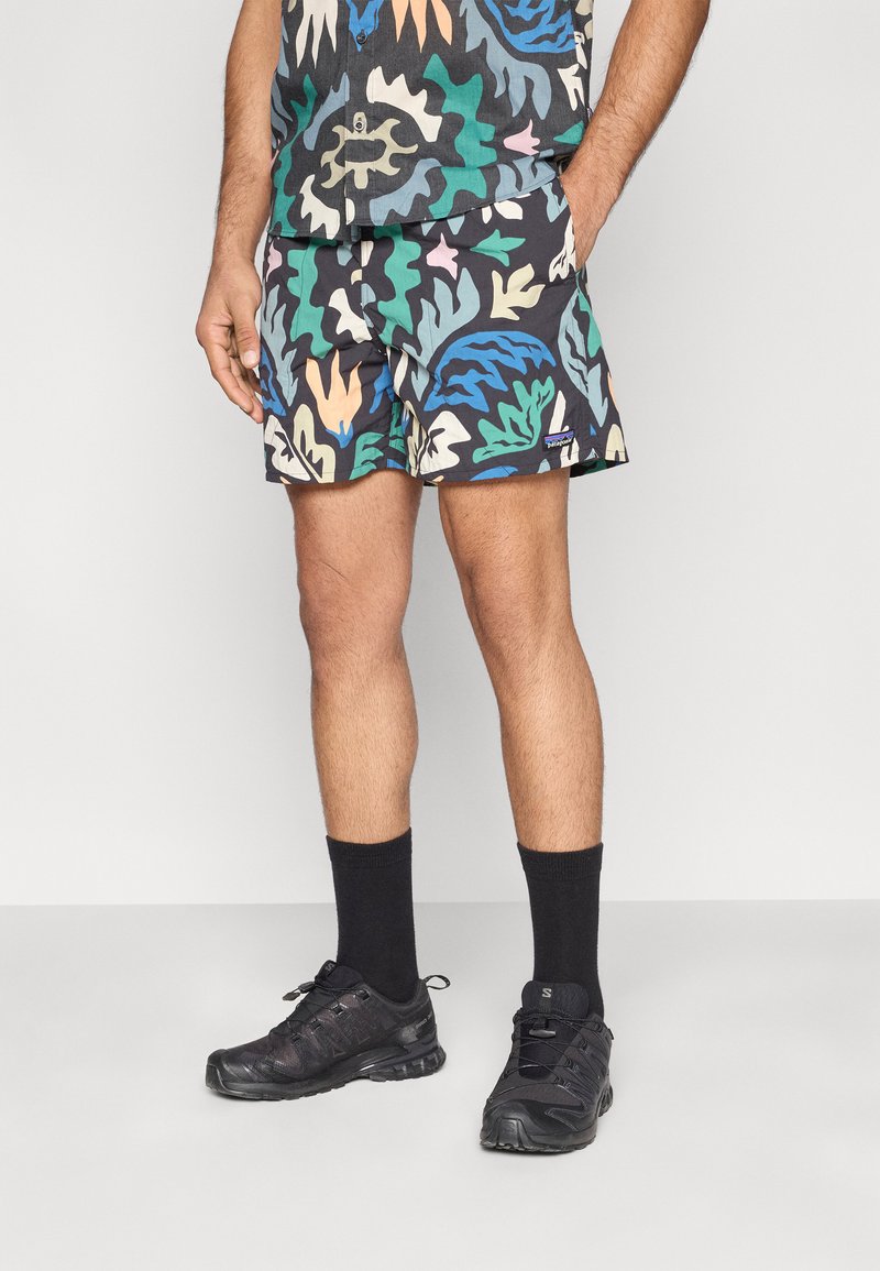 Ανδρικά σορτς με πολύχρωμο, αφηρημένο φύλλωμα σε αποχρώσεις πράσινου, μπλε και ροδακινί. Κατασκευασμένα από ελαφρύ ύφασμα με ελαστική μέση.